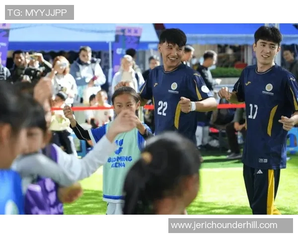 足球明星在街头遭热情粉丝追逐引发围观现场气氛火热 足球明星在街头遭热情粉丝追逐引发围观现场气氛火热