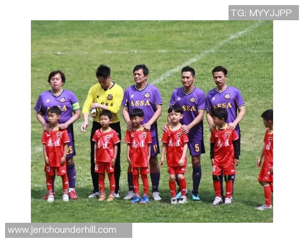 足球明星齐聚一堂高清大合照展现绿茵场上的荣耀与友谊 足球明星齐聚一堂高清大合照展现绿茵场上的荣耀与友谊